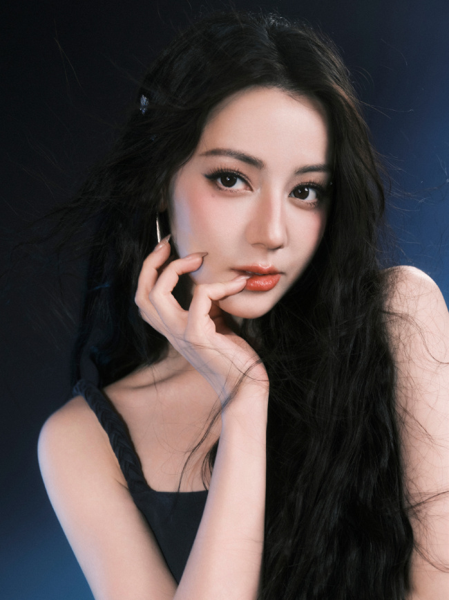 迪丽热巴穿小黑裙妆容精致 不惧镜头怼脸颜值高