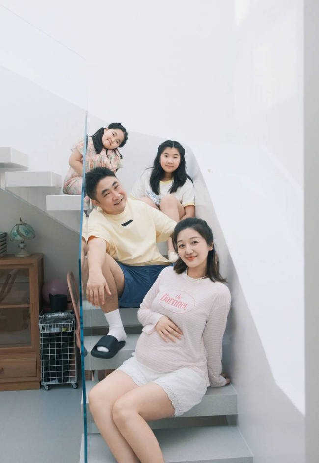 乔杉抱老婆三胎孕肚笑容灿烂！一家四口合影好有爱