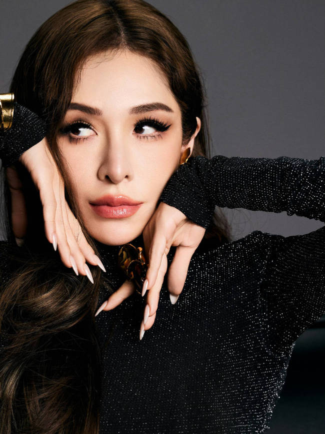 萧亚轩黑色长裙冷艳御姐范十足 前凸后翘曲线曼妙