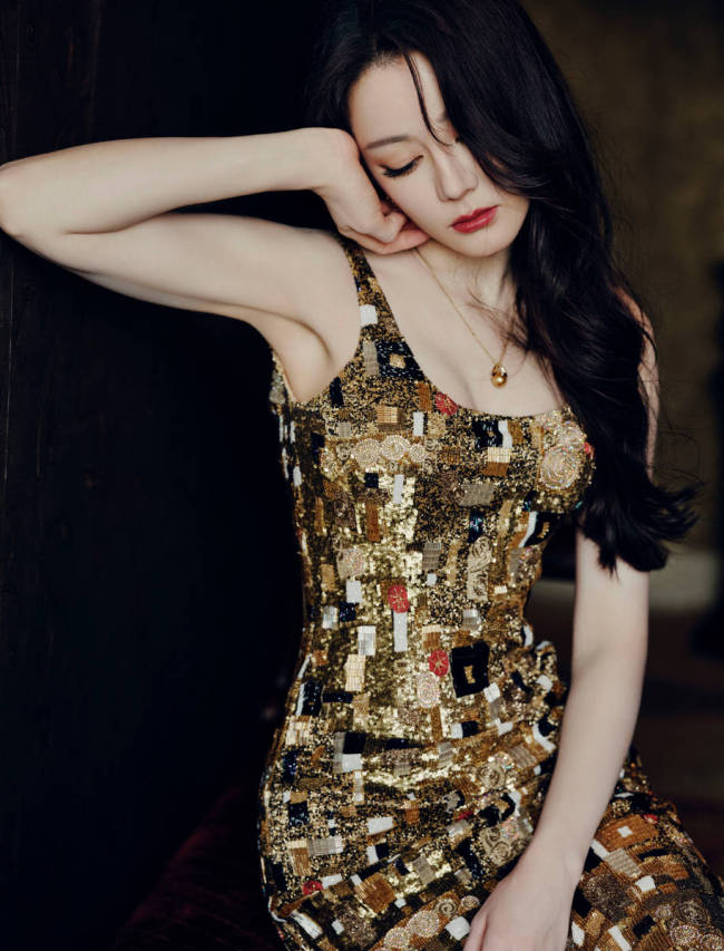 迪丽热巴穿吊带裙光彩照人！秒变复古大美女超养眼