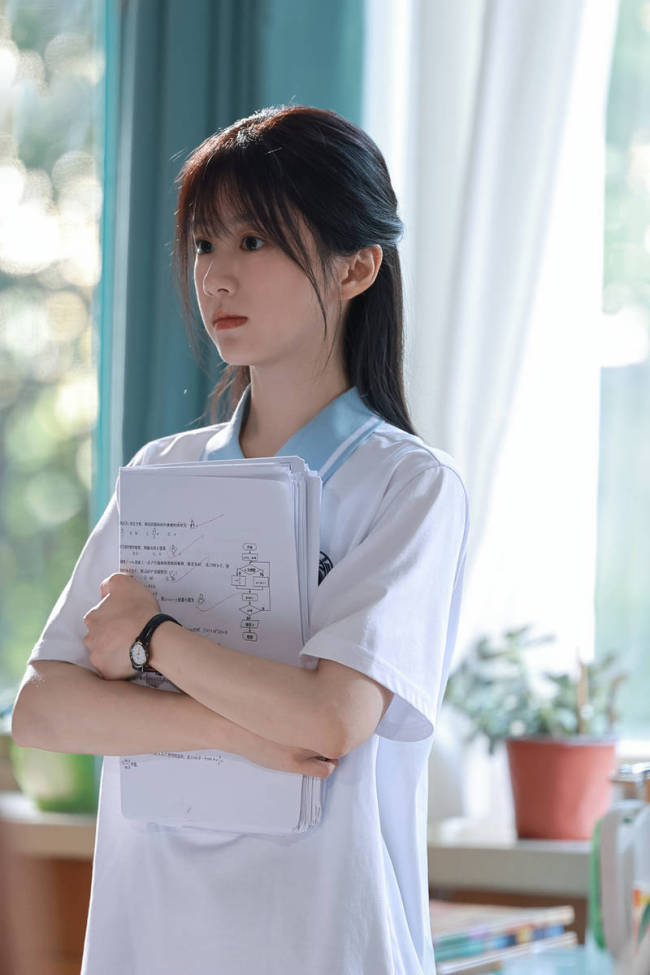 包上恩校服造型清纯明媚 眼神忧郁化身青春女主角