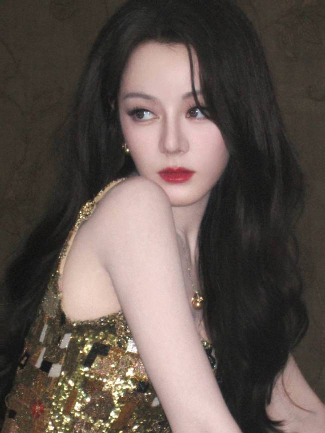 迪丽热巴穿吊带裙光彩照人！秒变复古大美女超养眼