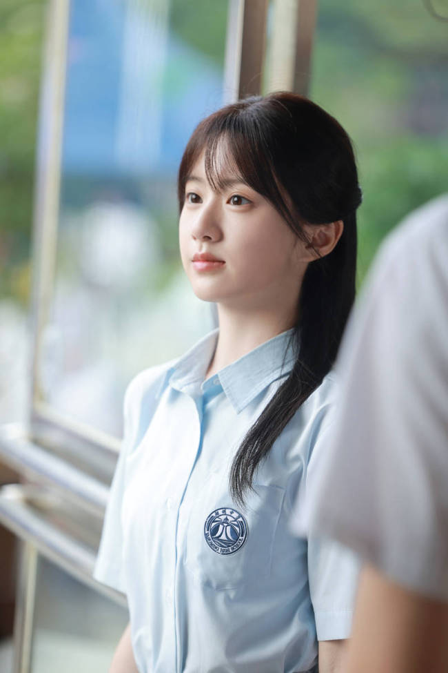 包上恩校服造型清纯明媚 眼神忧郁化身青春女主角