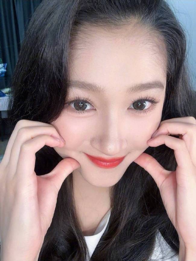 关晓彤360度展示新美甲！脸颊比心笑容甜美似少女