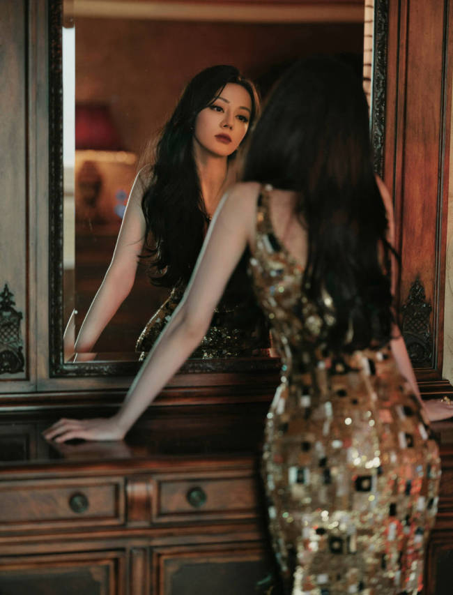 迪丽热巴穿吊带裙光彩照人！秒变复古大美女超养眼