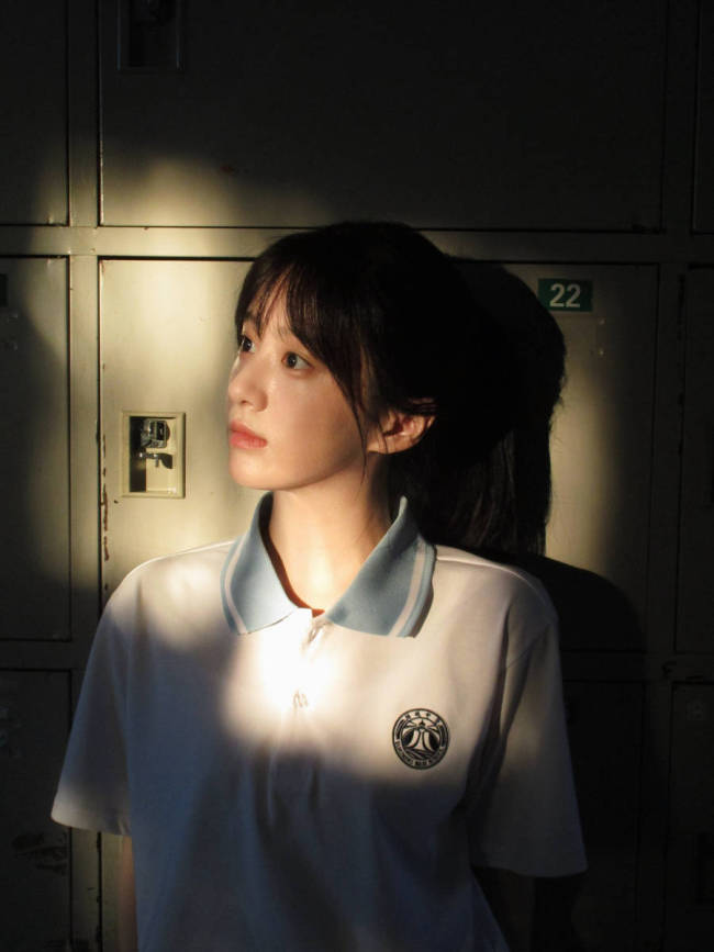 包上恩校服造型清纯明媚 眼神忧郁化身青春女主角