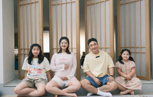 乔杉抱老婆三胎孕肚笑容灿烂！一家四口合影好有爱