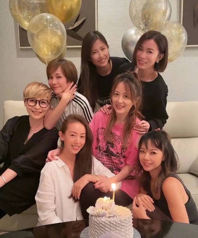 佘诗曼晒TVB“七魔女”聚会照 姐妹们合影感情甜蜜