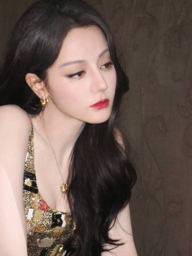 迪丽热巴穿吊带裙光彩照人！秒变复古大美女超养眼