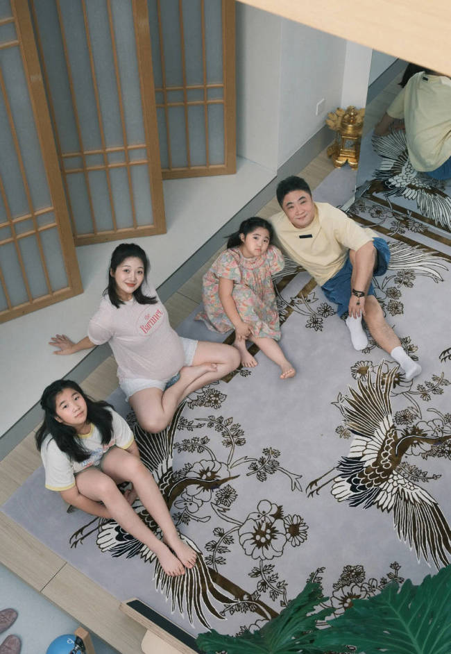 乔杉抱老婆三胎孕肚笑容灿烂！一家四口合影好有爱