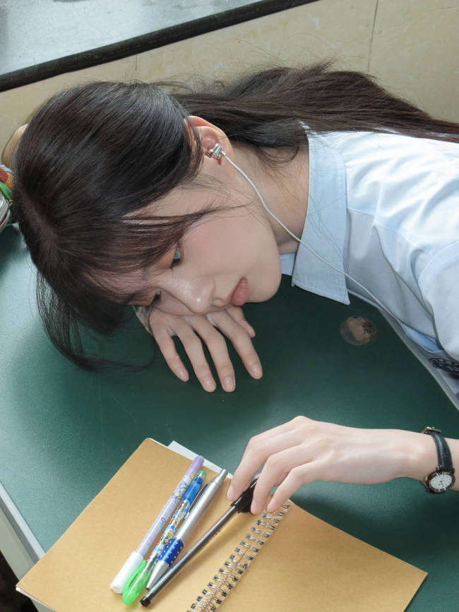 包上恩校服造型清纯明媚 眼神忧郁化身青春女主角