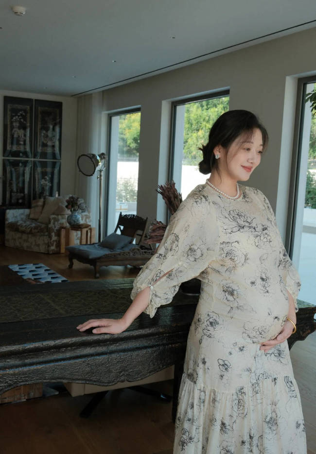 乔杉抱老婆三胎孕肚笑容灿烂！一家四口合影好有爱