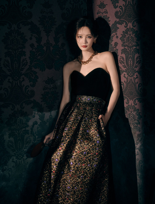 李一桐身穿古董礼服美艳动人 灿笑撩人心弦