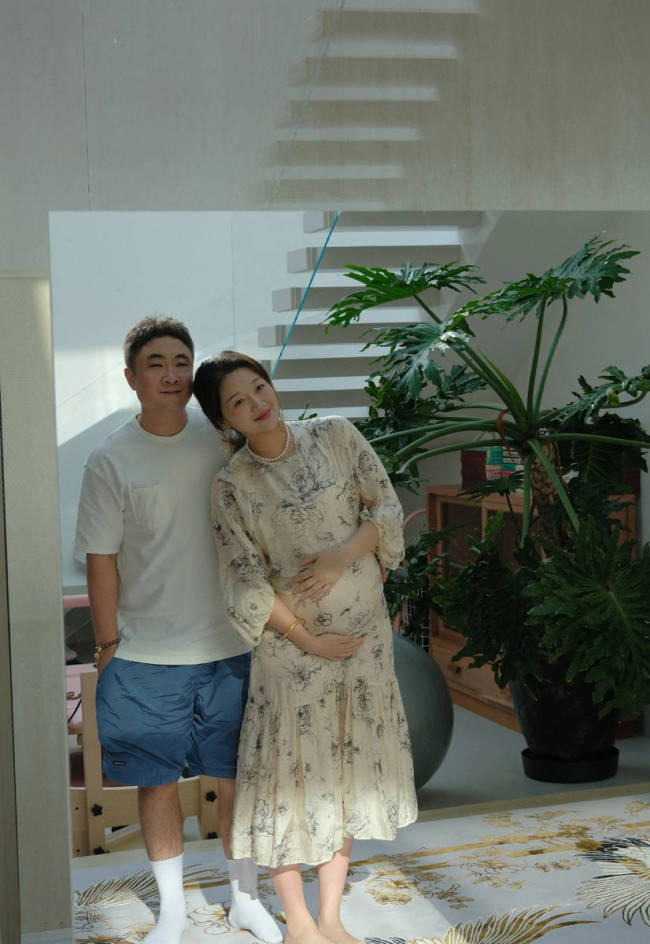 乔杉抱老婆三胎孕肚笑容灿烂！一家四口合影好有爱