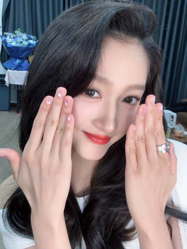 关晓彤360度展示新美甲！脸颊比心笑容甜美似少女