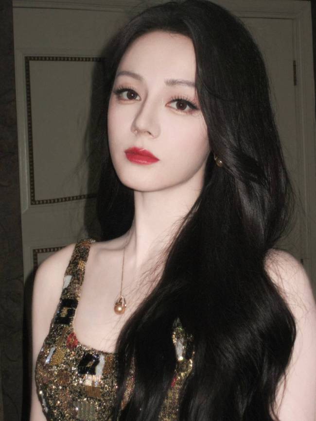 迪丽热巴穿吊带裙光彩照人！秒变复古大美女超养眼