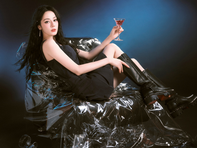 迪丽热巴穿小黑裙妆容精致 不惧镜头怼脸颜值高