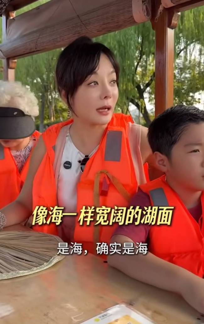 蔡琳带儿子游西湖 两人穿搭休闲氛围温馨
