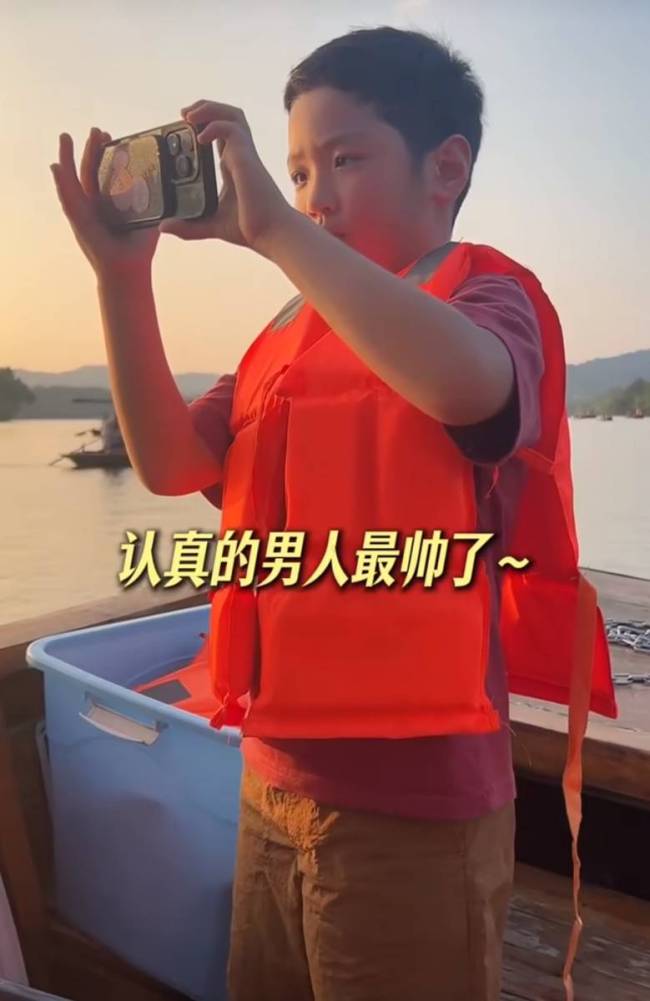 蔡琳带儿子游西湖 两人穿搭休闲氛围温馨