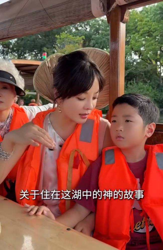 蔡琳带儿子游西湖 两人穿搭休闲氛围温馨
