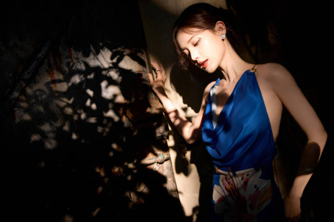 李一桐穿蓝色礼裙笑容明艳 精致妆容衬出优雅浪漫