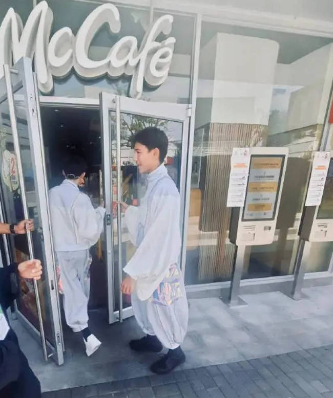 诺一与好友逛街被偶遇 穿搭时尚状态在线