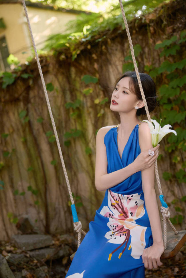 李一桐穿蓝色礼裙笑容明艳 精致妆容衬出优雅浪漫