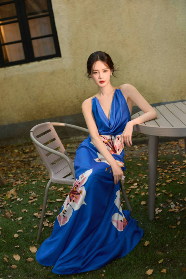 李一桐穿蓝色礼裙笑容明艳 精致妆容衬出优雅浪漫