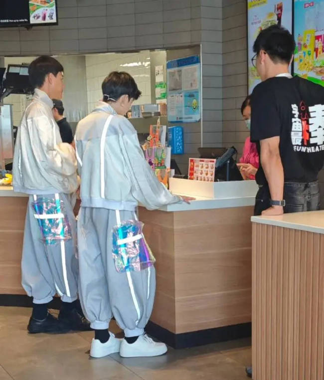 诺一与好友逛街被偶遇 穿搭时尚状态在线