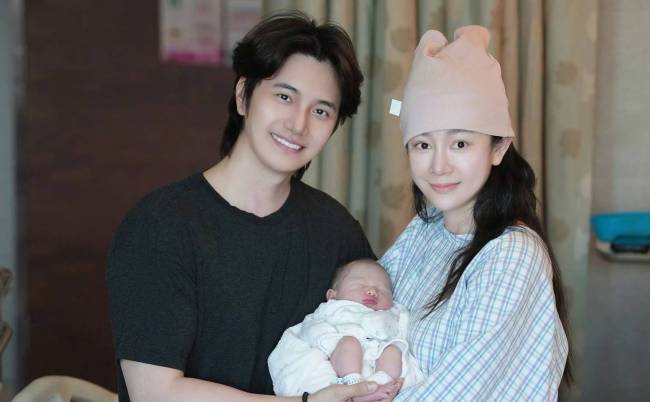 张檬夫妇带儿子坐飞机 小宝宝一路情绪淡定好可爱