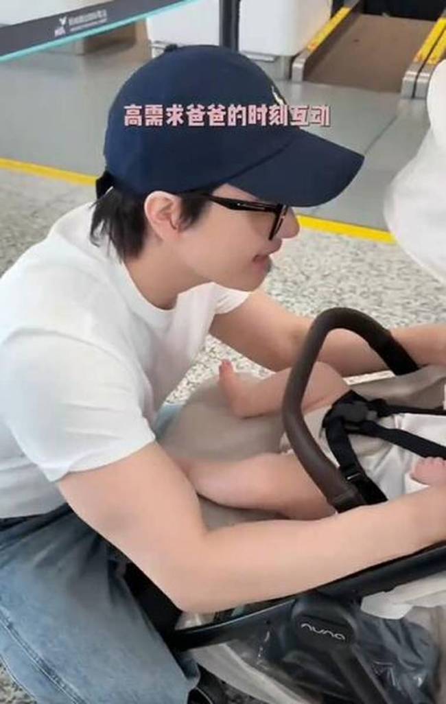 张檬夫妇带儿子坐飞机 小宝宝一路情绪淡定好可爱