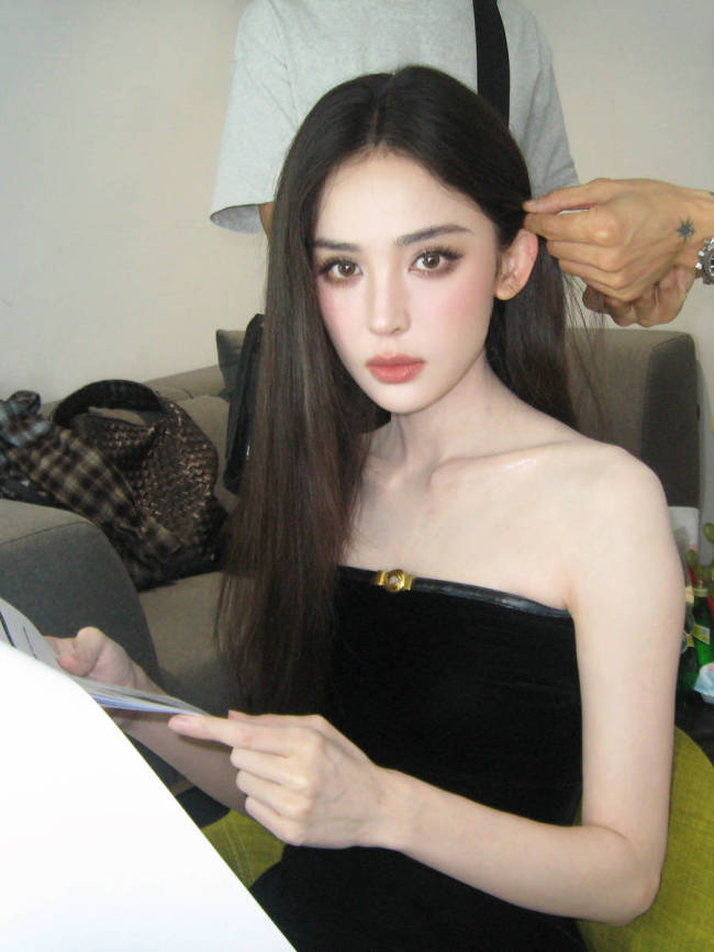 古力娜扎穿黑色抹胸裙妆容精致 气质高贵尽显优雅