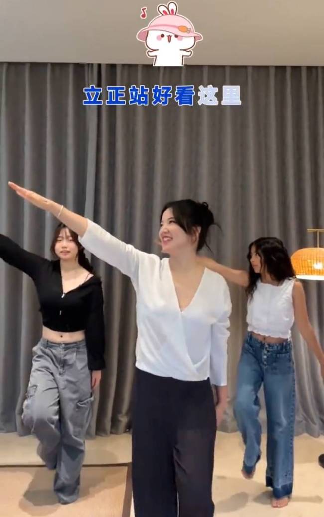 阿雅教女儿跳剉冰舞 Ava穿白上衣一头卷发青春活泼