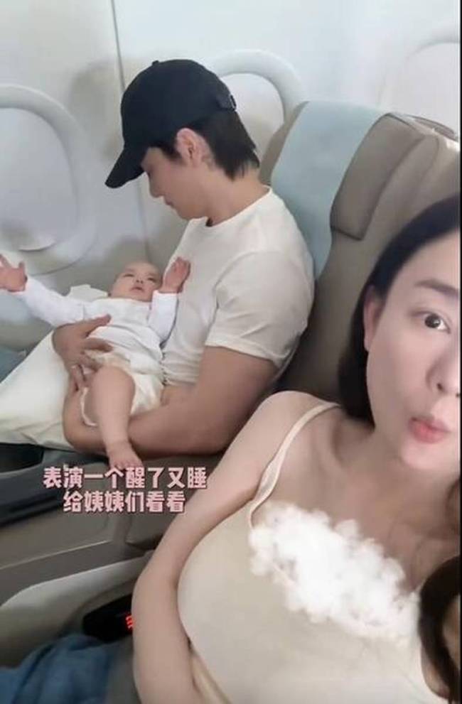 张檬夫妇带儿子坐飞机 小宝宝一路情绪淡定好可爱