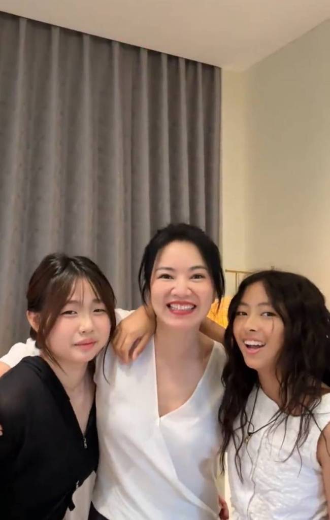 阿雅教女儿跳剉冰舞 Ava穿白上衣一头卷发青春活泼