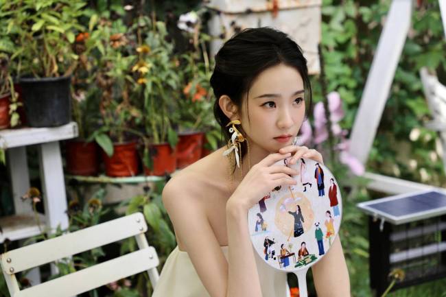 张艺凡身着抹胸白裙妆容清透 身姿曼妙娴静惬意