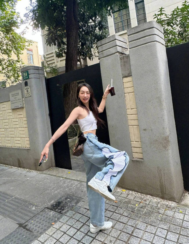 宋茜晒生活美照外出散步 穿超短背心秀火辣小蛮腰