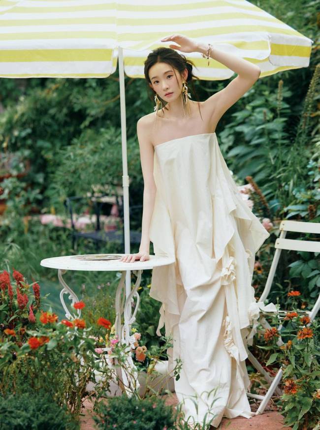 张艺凡身着抹胸白裙妆容清透 身姿曼妙娴静惬意