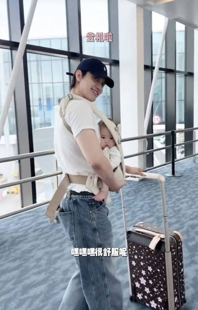 张檬一家出行打扮舒适 机场头盖布给儿子喂母乳