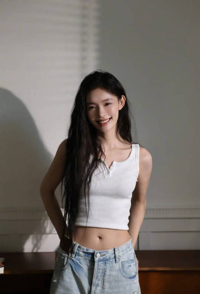 林允穿背心短裤纯欲撩人 手拿相机随性松弛