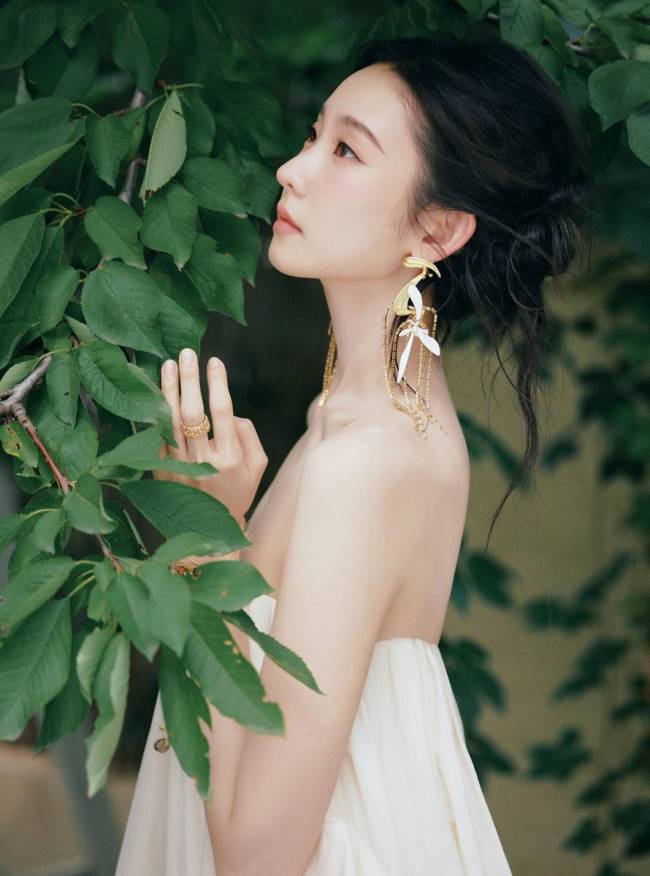 张艺凡身着抹胸白裙妆容清透 身姿曼妙娴静惬意