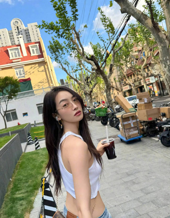 宋茜晒生活美照外出散步 穿超短背心秀火辣小蛮腰