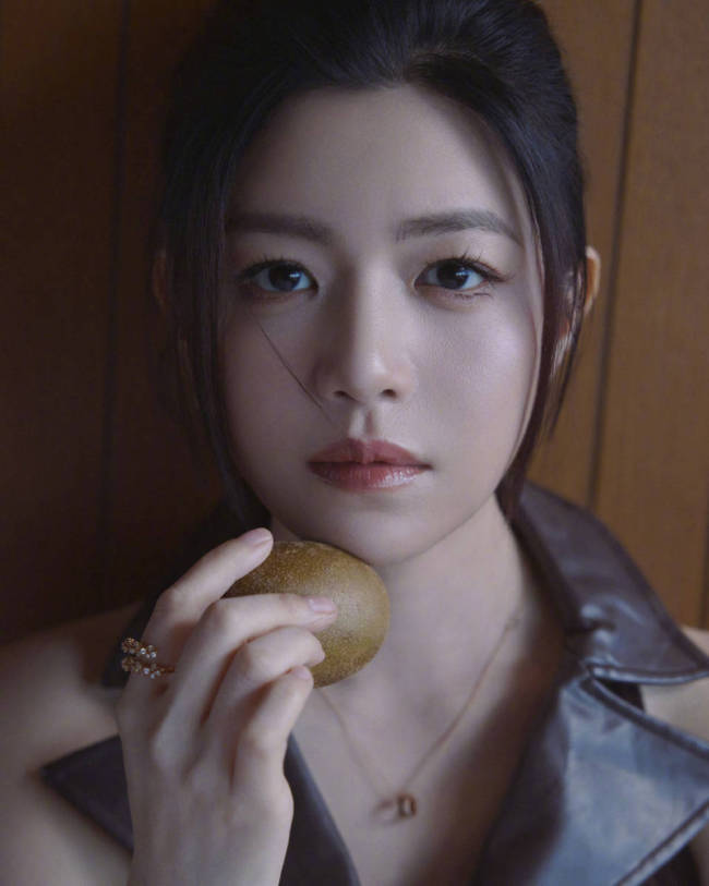 陈妍希穿无袖装气质恬静 笑容温柔眼神明亮