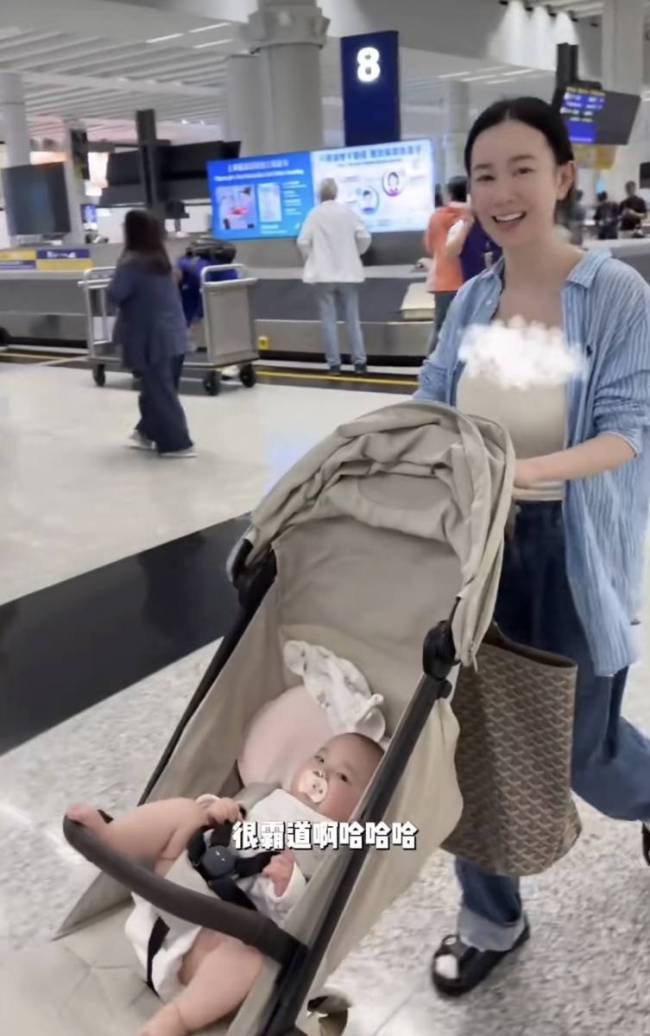 张檬一家出行打扮舒适 机场头盖布给儿子喂母乳