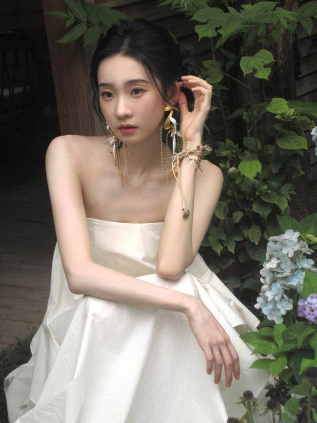 张艺凡身着抹胸白裙妆容清透 身姿曼妙娴静惬意
