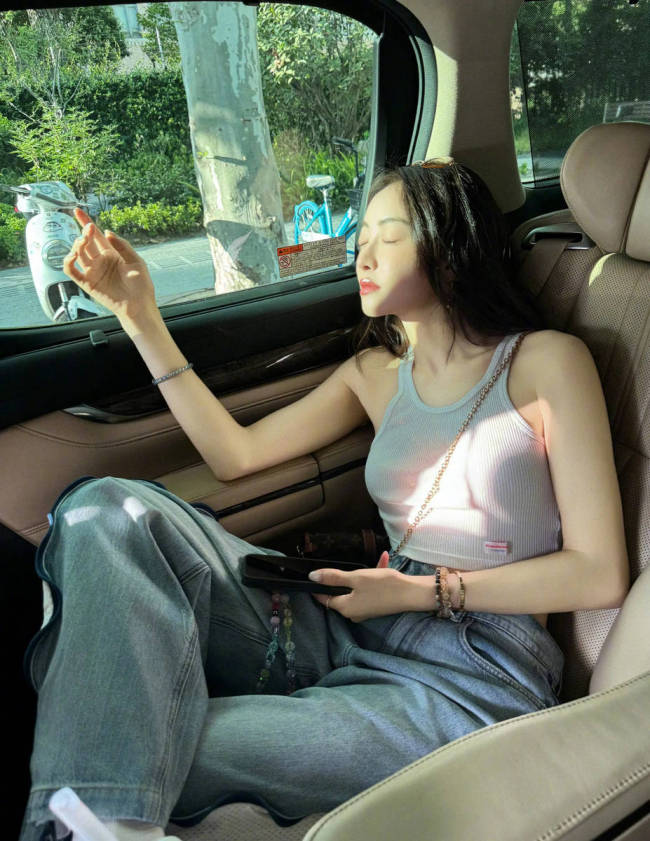 宋茜晒生活美照外出散步 穿超短背心秀火辣小蛮腰