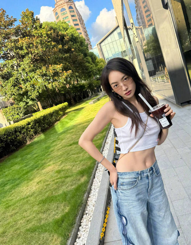 宋茜晒生活美照外出散步 穿超短背心秀火辣小蛮腰