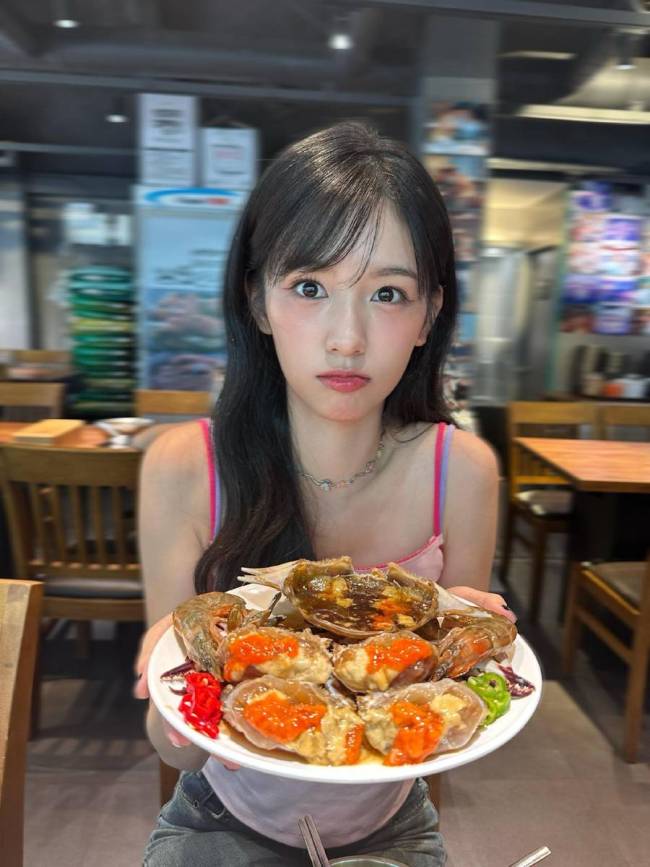 周也穿粉色吊带游韩国好快乐 品尝美食表情灵动
