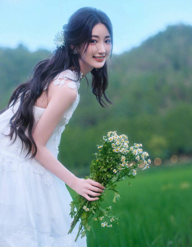 毛晓彤穿吊带裙可爱似小仙女 笑容甜美元气满满
