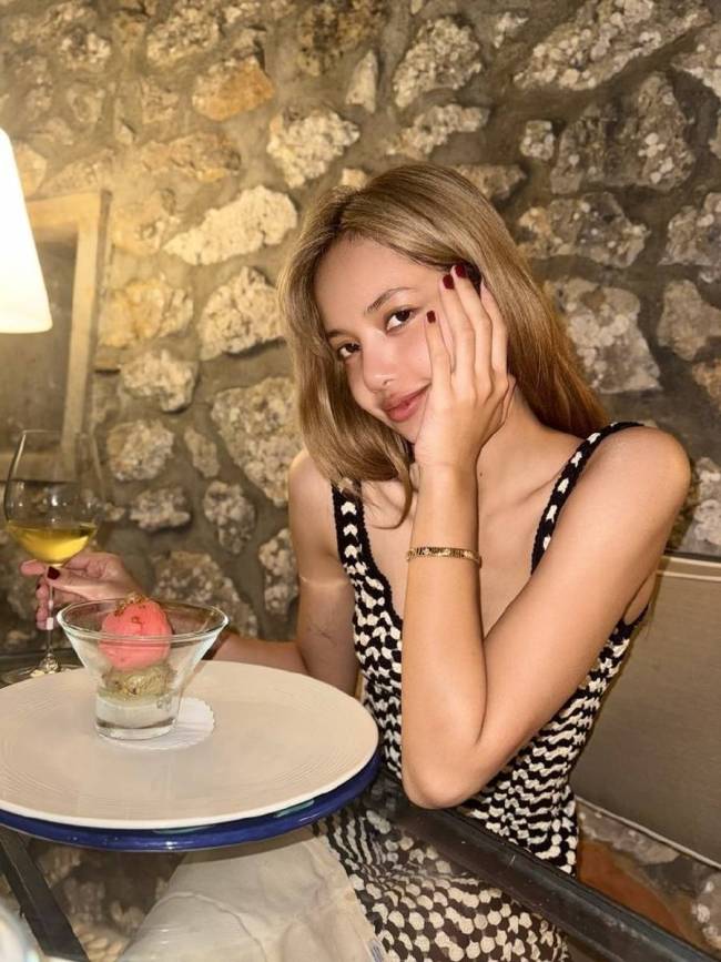 Lisa更新度假美照超养眼！穿粉红色肚兜秀火辣身材